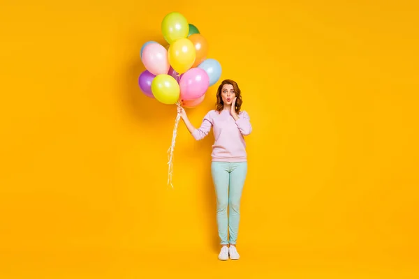 Фотографія на повну довжину божевільної здивованої жінки отримує подарунок повітряні кульки для 8-маршу, вона тримає вражаючі дотик руки обличчя носити гарний вигляд одягу ізольовані на блискучому кольоровому фоні — стокове фото