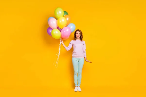 Πλήρης φωτογραφία μεγέθους του περιεχομένου όμορφη γυναίκα έχουν εορταστική 8-Μαρτίου γιορτή κρατήσει το χέρι πολλά μπαλόνια φορούν καλή εμφάνιση ρούχα που απομονώνονται σε ζωντανό φόντο χρώμα — Φωτογραφία Αρχείου