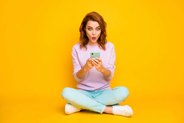 Full size foto grappige vrouw zitten benen gekruist chillen met behulp van mobiele telefoon lees sociaal netwerk verkoop nieuwigheid onder de indruk schreeuw wow omg dragen roze teal wit pullover geïsoleerde glans kleur achtergrond — Stockfoto