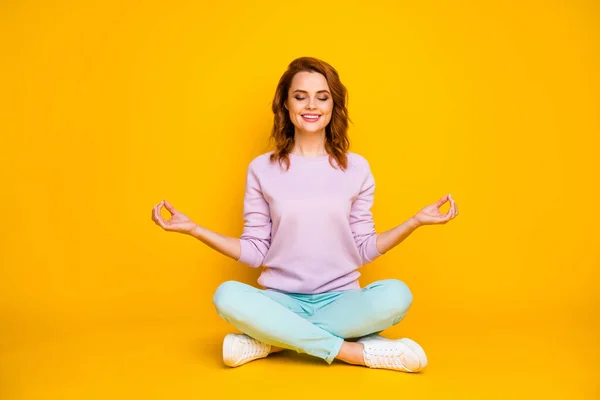 Pełny rozmiar zdjęcie pozytywne inspirowane dziewczyna siedzieć nogi skrzyżowane cieszyć fitness jogi ćwiczenia pokazać om symbol medytować nosić różowy morski spodnie sweter odizolowany połysk kolor tło — Zdjęcie stockowe