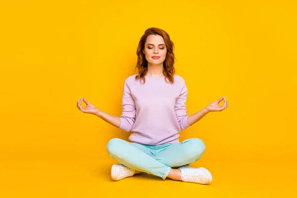 Full body photo of focused girl sit legs cross train yoga cvičení show omg symbol mediate with closed eyes wear tyrkysové oblečení tenisky izolované přes lesk barva pozadí — Stock fotografie