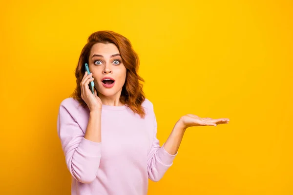 面白い興奮した女性の写真オープン口ホールド電話手話して友人リッスンニュース提示販売ガジェット上のオープンアーム着用ピンクセーター隔離された黄色の背景 — ストック写真