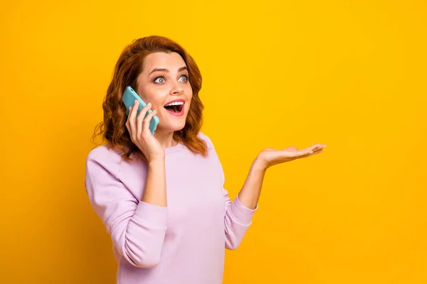 Фото забавной взволнованной леди держать телефонную руку разговаривая с лучшим другом, говоря слушать свежие новости сплетни слухи носить розовый пуловер изолированный желтый цвет фона — стоковое фото
