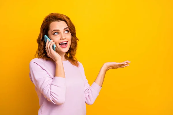 Kuva melko houkutteleva nainen pidä puhelin käsi puhuu parhaan ystävän kanssa sanomalla tuoreita uutisia juoruja huhuja käyttää vaaleanpunainen villapaita eristetty keltainen väri tausta — kuvapankkivalokuva