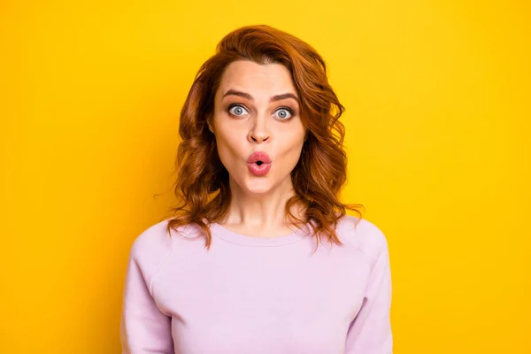 Closeup fotografie krásné zázvor dáma otevřená ústa perfektní o tvar nemůže najít slova mluvit mluvit nosit růžový pulovr košile izolované žluté barvy pozadí — Stock fotografie