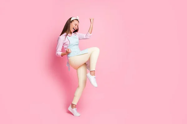 Foto de longitud completa de la chica funky encantado celebrar la lotería de la suerte ganar levantar los puños grito desgaste buen traje de aspecto aislado sobre fondo de color pastel — Foto de Stock