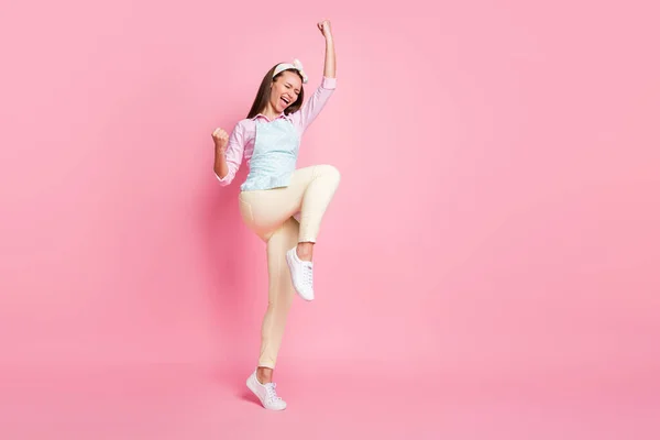 Full body foto van extatische vrouw verhogen vuisten schreeuwen ja vieren loterij gelukkig win slijtage goed kijken outfit geïsoleerd over roze kleur achtergrond — Stockfoto