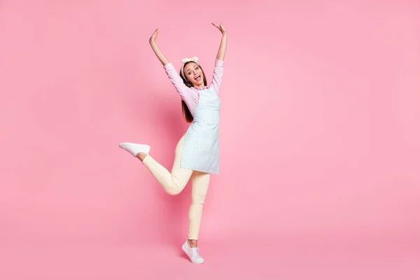 Foto de comprimento total de animado enérgico menina levantar as mãos desfrutar de primavera tempo livre desgaste bom look roupa gumshoes isolado sobre cor rosa fundo — Fotografia de Stock