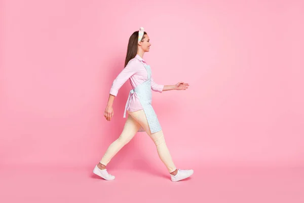 Profil sida foto av trevligt innehåll flicka gå gå copyspace bära bra utseende kläder isolerade över rosa färg bakgrund — Stockfoto
