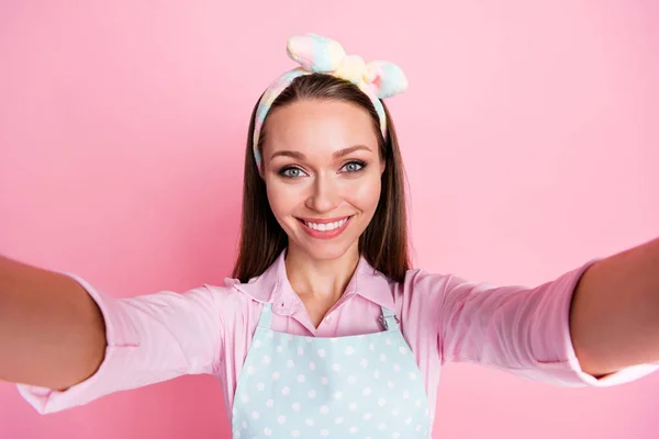 Zelfportret van haar ze mooi aantrekkelijk vrij vrolijk vrolijke huisvrouw blogger genieten verblijf thuis quarantaine gezondheid opruimen comfort gezellige droom geïsoleerd op roze pastel kleur achtergrond — Stockfoto