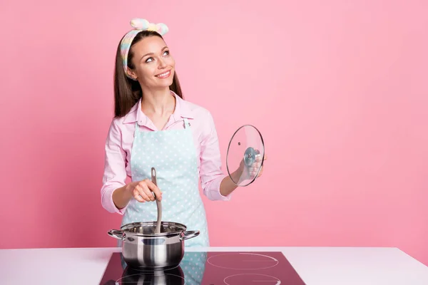 Porträt von ihr sie schön attraktiv ziemlich verträumt fröhlich braunhaarige Hausfrau Kochen köstliche Bio-Öko-natürliche gesunde Abendessen Kochkurse lernen isoliert rosa Pastellfarbe Hintergrund — Stockfoto