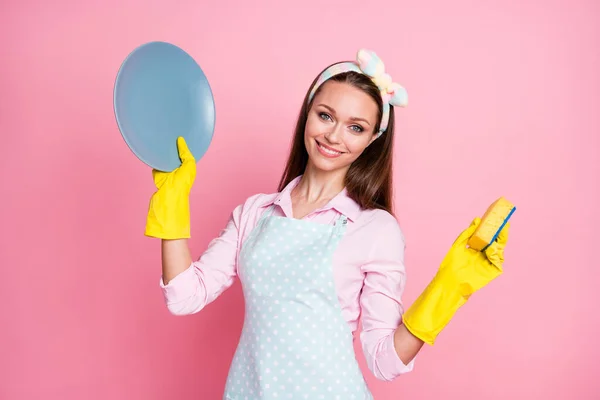 Portrait of nice attractive pretty cheerful cheery professional brown-haired housemaid cleansing plate fast easy steps home order service hygiene duty isolated on pink pastel color background — Stock Photo, Image
