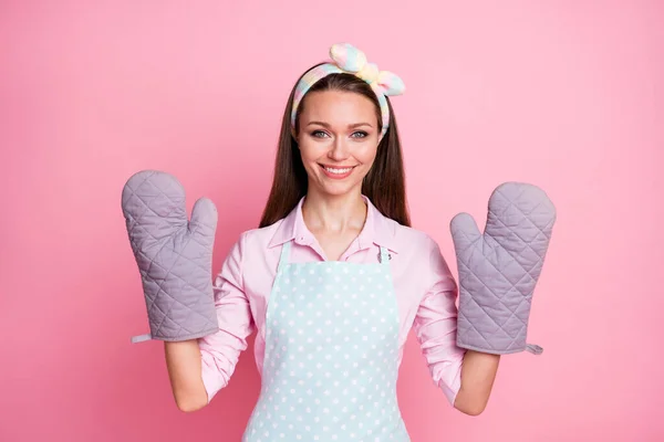 Ritratto di lei lei bella attraente piuttosto affascinante allegra casalinga dai capelli castani fiduciosi dimostrando indossare guanti da cucina isolati su sfondo rosa pastello — Foto Stock