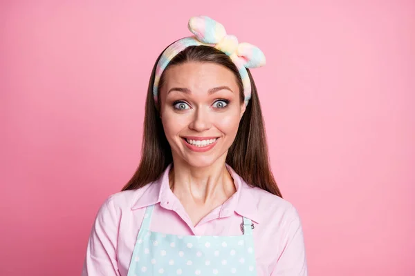 Close-up portret van haar ze mooi aantrekkelijk vrij charmant leuk vrolijk vrolijk funky bruin haar huisvrouw meid blijven huis quarantaine service geïsoleerd op roze pastel kleur achtergrond — Stockfoto