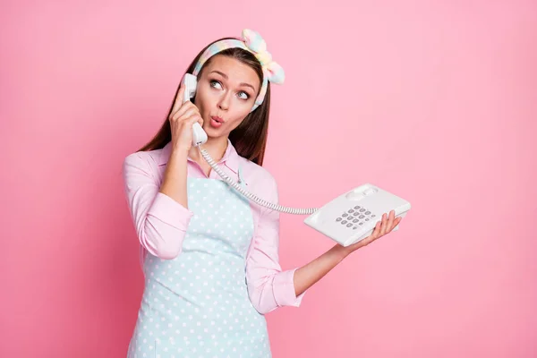 Portret van haar ze mooi aantrekkelijk vrij verbaasd grappig funky vrolijk bruin haar huisvrouw bellen vriend bespreken gerucht verblijf thuis quarantaine gezondheid geïsoleerd over roze pastel kleur achtergrond — Stockfoto