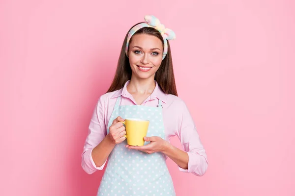 Portret van haar ze mooi uitziende aantrekkelijke mooie charmante vrij vrolijke vrolijke bruin-harige huisvrouw drinken cacao thuisblijven quarantaine gezondheid geïsoleerd over roze pastel kleur achtergrond — Stockfoto