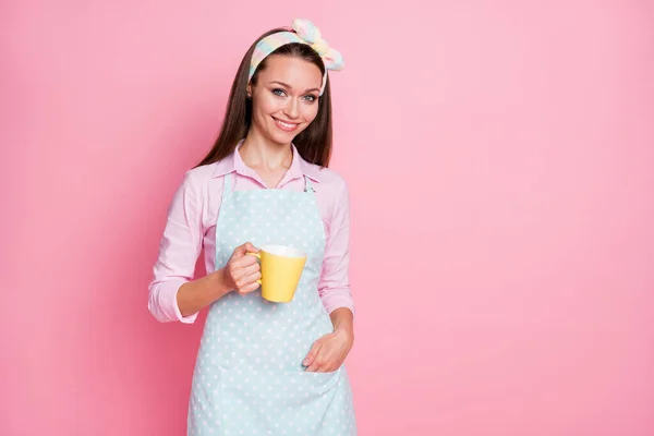 Retrato dela ela agradável-olhando atraente encantador citar muito alegre alegre dona de casa de cabelos castanhos beber café leite cacau ficar em casa quarentena isolado sobre cor pastel rosa fundo — Fotografia de Stock