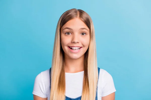 Foto retrato de adorável criança levemente surpreso isolado no fundo de cor azul pastel — Fotografia de Stock