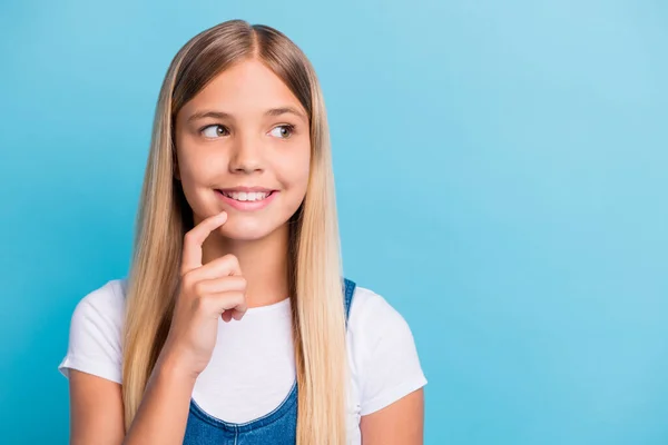 Boş uzay giysisi giyen çekici, pozitif genç kız portresi pastel mavi arka planda izole edilmiş. — Stok fotoğraf