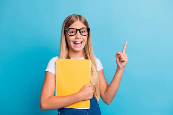Foto do funky alegre aluno menina ponto vazio espaço desgaste óculos segurar livro isolado no fundo cor azul pastel — Fotografia de Stock