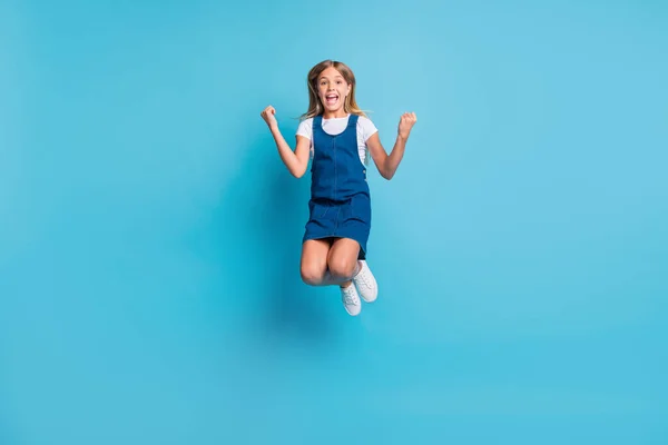 Foto de tamaño completo de hooray chica cool saltando gritar usar zapatos de vestir camiseta aislados en fondo de color azul pastel —  Fotos de Stock