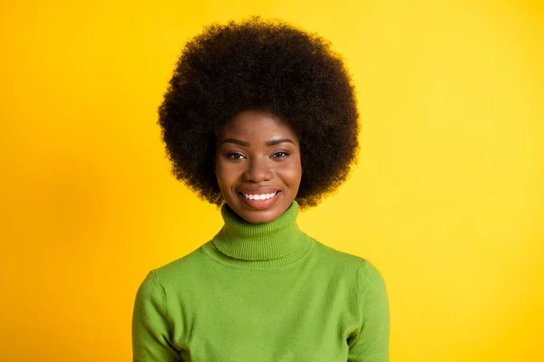 Portret afrykańskiej kobiety uśmiechniętej na jaskrawo żółtym tle — Zdjęcie stockowe