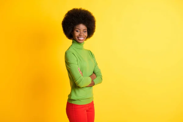 Zdjęcie portret afrykańskiego amerykańskiego freelancera stojącego ze złożonymi ramionami uśmiechniętymi na żywym żółtym tle — Zdjęcie stockowe