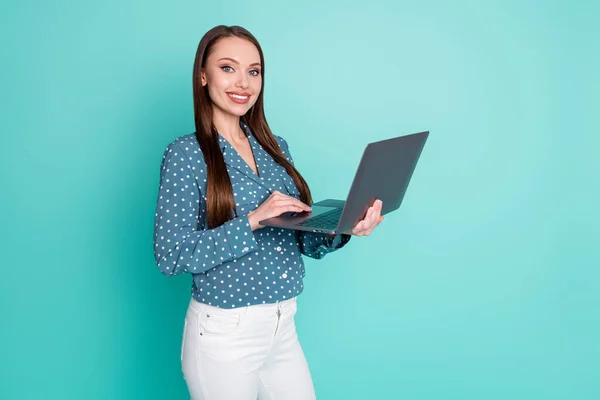 照片上的积极代理女孩工作笔记本电脑穿的Polka点衣服与绿松石色背景隔离 — 图库照片