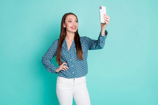 Foto de chica encantadora buena apariencia hacer selfie en el teléfono celular aislado sobre fondo de color turquesa — Foto de Stock