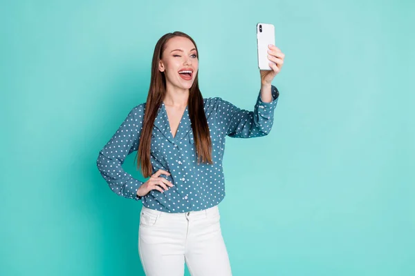 Фото взволнованной сумасшедшей девушки сделать автопортрет на мобильном телефоне изолированы на чирок пастельного цвета фона — стоковое фото