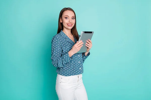 Фото позитивной веселой секретарши держать планшет изолированы на фоне бирюзового цвета — стоковое фото