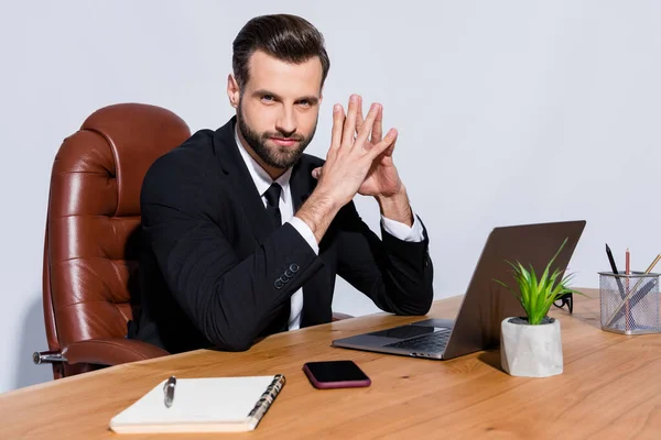 미남 마부 사업가가 자신감 있게 노트북을 꺼내는 사진 똑똑 한 추장이 검은 블라 저 셔츠를 입고 의자에 앉아 있는 모습 — 스톡 사진