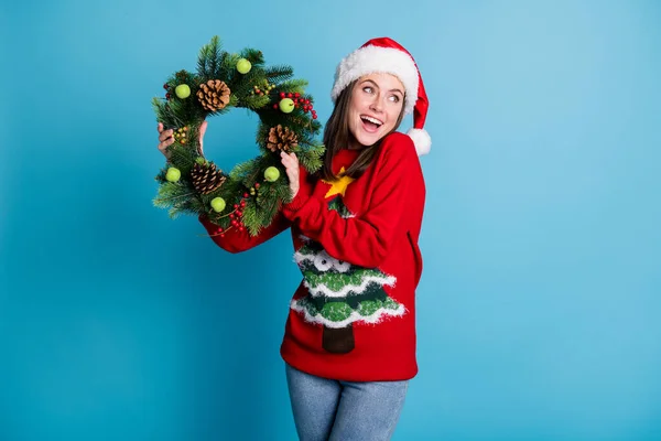 Фотопортрет дівчини, що тримає різдвяний вінок, сміється ізольовано на пастельному світло-блакитному фоні — стокове фото