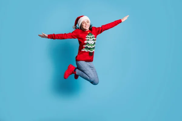 Foto porträtt av flicka hoppa högt upp gör planet med händerna isolerade på pastell ljus färgad bakgrund — Stockfoto