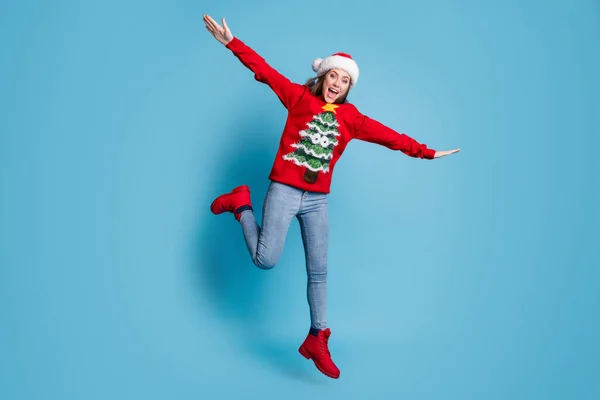 Foto retrato de menina funky pulando fazendo avião com as mãos rindo isolado em pastel luz azul colorido fundo — Fotografia de Stock