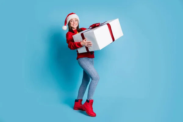 照片中快乐的女人提着巨大的白色包裹的礼品盒，孤立在淡蓝色的背景下 — 图库照片