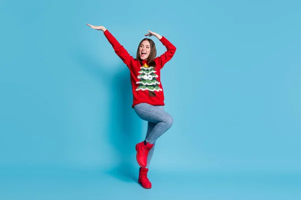 Фотографія повного розміру тіла молодого студента, який танцює руками над головою, співає на Різдвяній вечірці ізольовано на синьому кольоровому фоні — стокове фото
