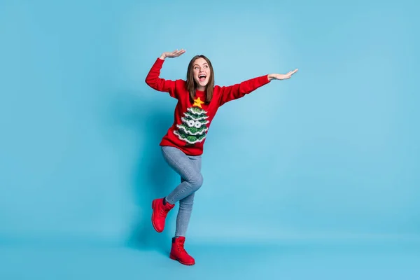 Où est Père Noël ? Pleine longueur taille du corps photo de drôle d'étudiante riant dansant en regardant vers l'avant en gardant les mains isolées sur fond de couleur bleue — Photo