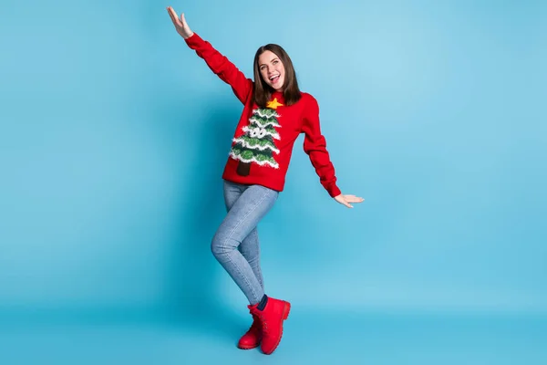 Фотографія крутої дівчини в ялинковому декорі светр пуловер танець Різдвяна дискотека ізольована на синьому пастельному кольоровому фоні — стокове фото