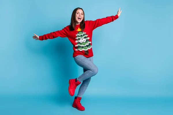 Фотографія повного розміру крутої дівчини танцювальна тема маскарад дискотека носить різдвяний декор ялинки светр пуловер джинси ізольовані на синьому пастельному кольоровому фоні — стокове фото