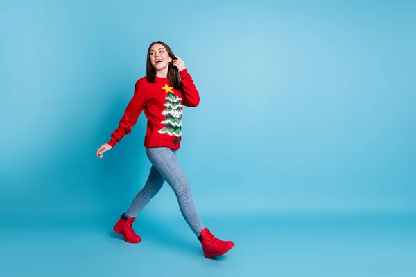 Повна довжина профілю бічна фотографія позитивної дівчини йде Різдвяна традиція маскарад носіння різдвяного ялинкового декору чоботи светр ізольовані синій пастельний кольоровий фон — стокове фото