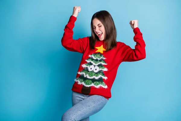 Foto di estatica ragazza pazza in maglione albero di Natale alzare i pugni urlare vincere x-mas tradizione lotteria isolato su sfondo blu pastello — Foto Stock