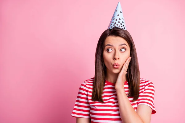 Foto portret van schattig grappig meisje aanraken wang met mollige pruilde lippen kijken naar lege ruimte geïsoleerd op pastel roze kleur achtergrond — Stockfoto