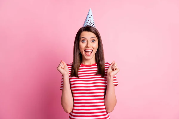 Foto portret van verrast gelukkig meisje glimlachen met geopende mond gebaren als winnaar geïsoleerd op pastel roze kleur achtergrond — Stockfoto