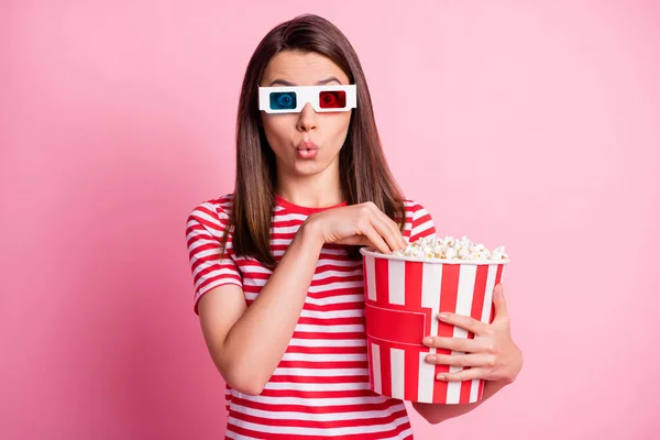 Foto porträtt av flicka bär 3D-glasögon håller låda med popcorn tittar på tv vissla isolerad på pastell rosa färg bakgrund — Stockfoto