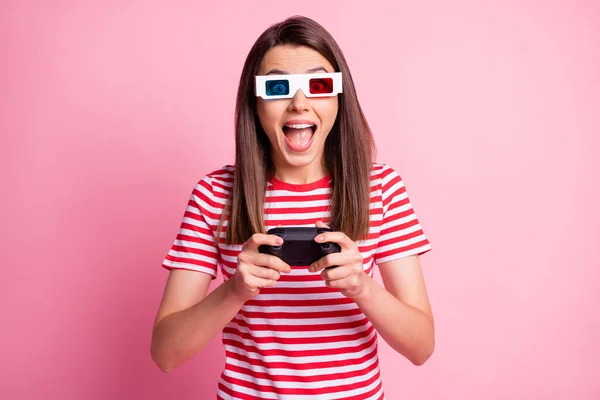 Foto portret van gelukkig meisje dragen 3D bril spelen playstation met joystick geïsoleerd op pastel roze kleur achtergrond — Stockfoto