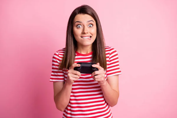 Foto portret van gek meisje spelen video game houden controller bijten lip geïsoleerd op pastel roze kleur achtergrond — Stockfoto