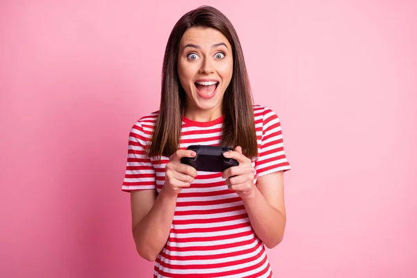 Foto portret van vrolijk meisje spelen video game houden console controller staren geïsoleerd op pastel roze kleur achtergrond — Stockfoto