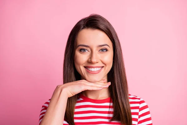 Porträtt av slag söt flicka ser kamera hand haka slitage t-shirt isolerad över rosa färg bakgrund — Stockfoto