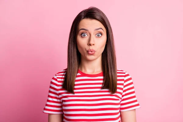 Foto von neugierigen braunen Haaren nettes Mädchen tragen gestreifte rote weiße Tuch isoliert über pastellrosa Farbe Hintergrund — Stockfoto